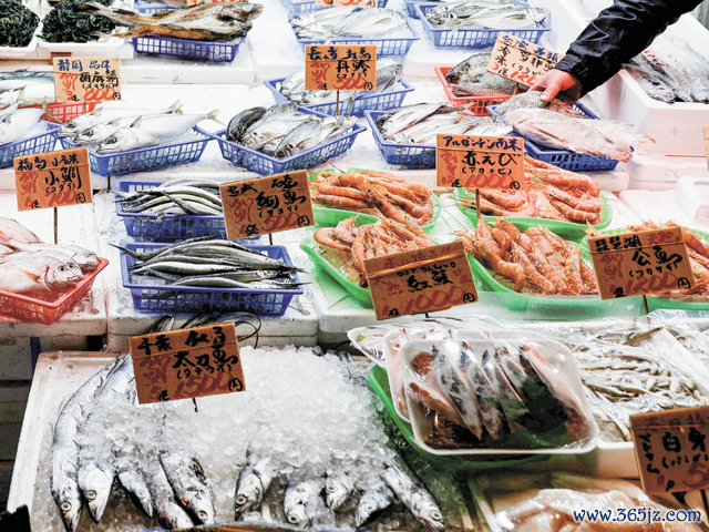 据日媒报道，中国暂停进口日本水产品。图为19日东京一家店内，商贩在整理海鲜。（图源：IC photo）